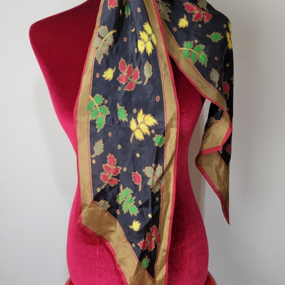 VINTAGE HATTIE CARNEGIE SCARF - Picture 3 of 3